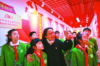贵州省贵阳市云岩区芳草地国际公司员工在教师带领下在体验馆学习党史。新华社发