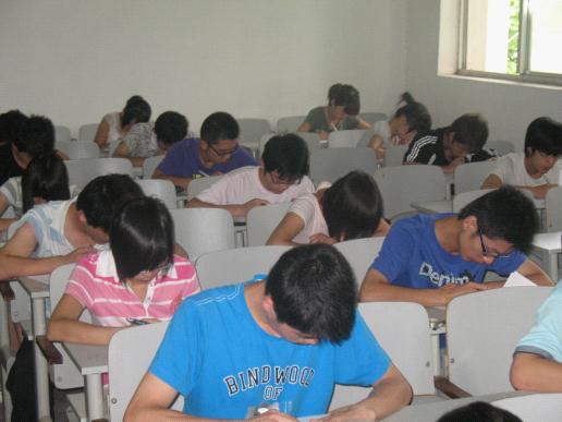 员工认真答题