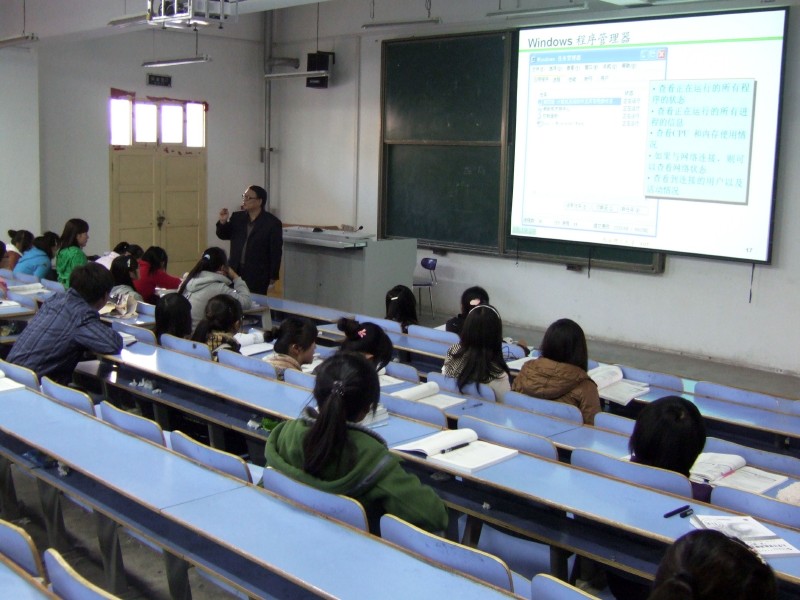 外聘老师在认真为员工上课