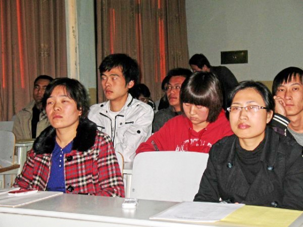师生在听讲