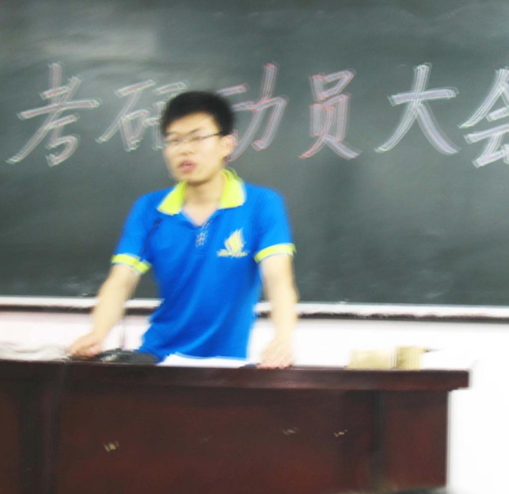 员工叶鹏在交流考研心得